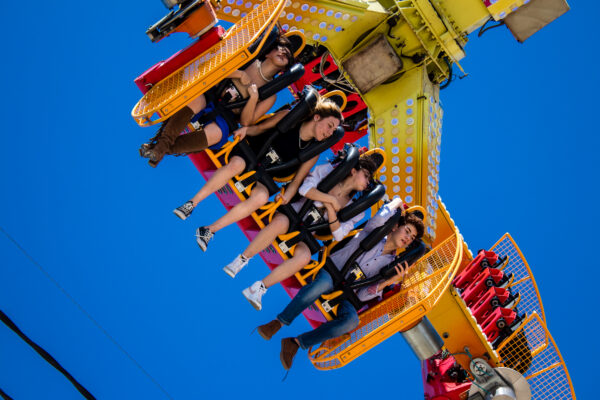 Six Flags cierra para siempre X2 tras denuncias por lesiones cerebrales