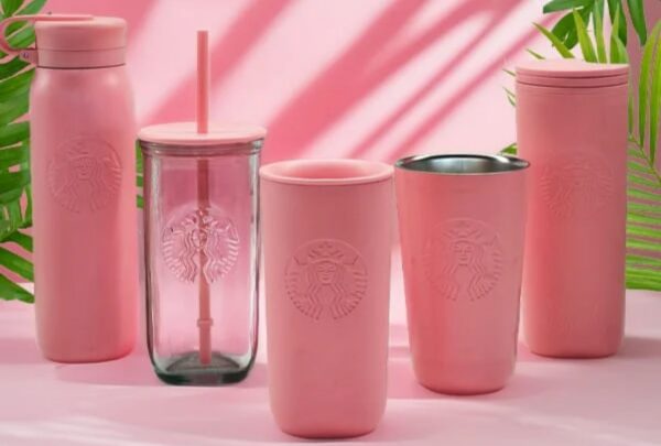 Starbucks tiene nuevos vasos rosas hechos con materiales reciclados: esto sabemos