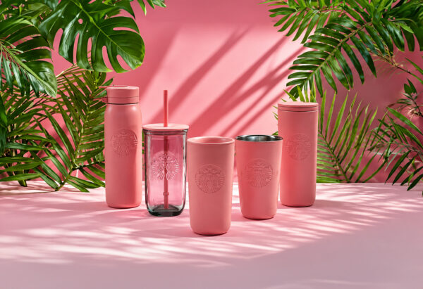 Starbucks tiene nuevos vasos rosas hechos con materiales reciclados: esto sabemos
