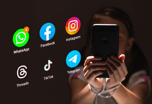 México da 30 días a plataformas digitales para proteger a niños de contenidos violentos